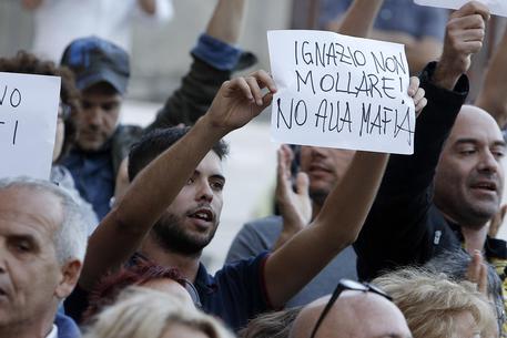 Manifestanti in piazza del Campidoglio nel giorno dell'addio di Marino © ANSA