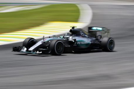 Nico Rosberg in azione nelle prove per la pole in Brasile © EPA