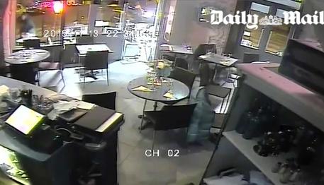 Video del terrore sul Daily Mail, 'Salah che spara con il kalashnikov' © ANSA