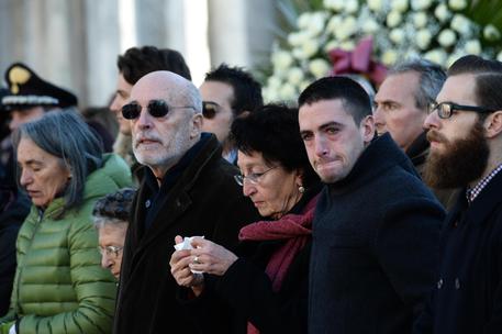 I familiari di Valeria Solesin durante i funerali della giovane, martedì 24 novembre, in Piazza San Marco © ANSA