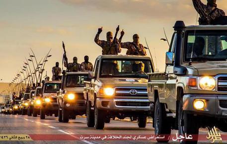 Parata Isis a Sirte il 18 febbraio 2015, foto diffuse da siti e social network legati all'Isis. Autenticita' non verificabile. © ANSA