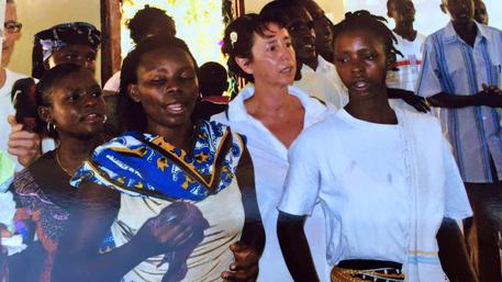 La dottoressa molisana uccisa in Kenya, Rita Fossaceca, con alcuni dei suoi assistiti © ANSA