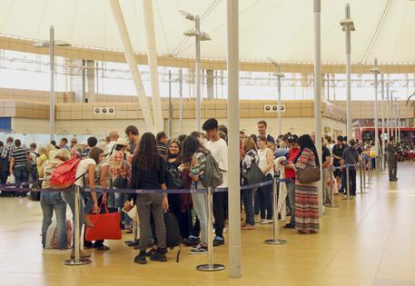 gente in fila Sharm all'aeroporto di Sharm el-Sheikh © AP