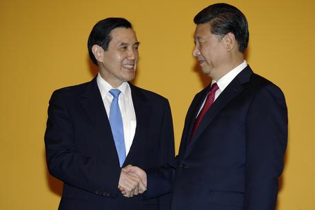 La storica stretta di mano tra il presidente cinese e quello taiwanese © AP
