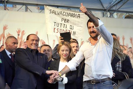 Il segretario della Lega Nord, Matteo Salvini (D), con Silvio Berlusconi e Giorgia Meloni sul palco  allestito in Piazza Maggiore a Bologna © ANSA