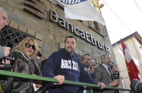 Il leader della Lega Matteo Salvini durante la manifestazione davanti alla sede di Banca Etruria, Arezzo © ANSA