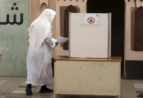 Una donna al voto in Arabia Saudita © AP
