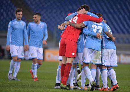 I giocatori della Lazio festeggiano la qualificazione alla fine della partita con l'Udinese © ANSA