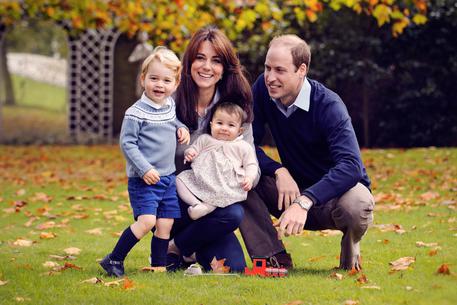 Kate, William, Charlie e Charlotte a Kensington Palace © EPA