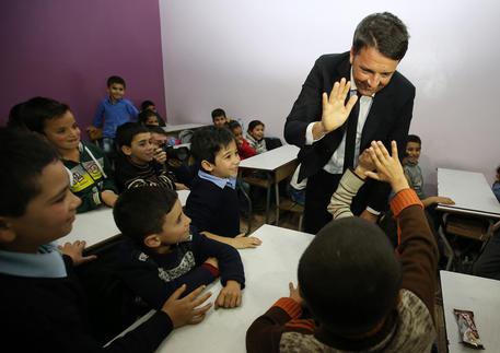 Renzi ha visitato anche una scuola libanese © AP