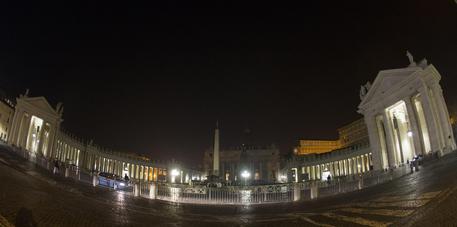 Il cupolone a San Pietro senza illuminazione (foto di Claudio Peri) © ANSA