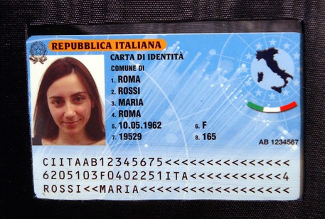 Arriva la Carta d'identità elettronica, con le impronte digitali © ANSA 