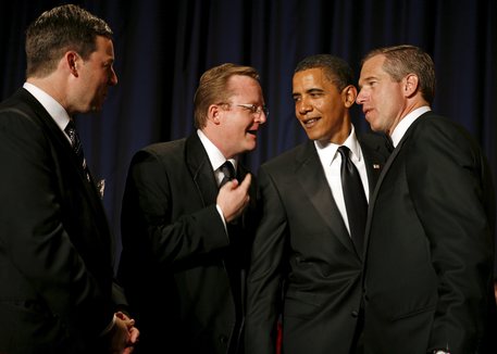 Brian Williams (d) con Barack Obama alla cena di gala dell'Associazione dei corrispondenti della Casa Bianca. EPA/MARTIN H. SIMON / POOL (Archivio) © ANSA 