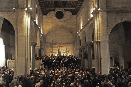 Chiesa: grande folla al duomo San Ciriaco di Ancona per il card. Edoardo Menichelli © ANSA