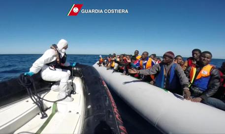 Il fermo immagine tratto da un video della Guardia Costiera mostra le operazioni di soccorso a  migranti al largo delle coste libiche (archivio) © ANSA