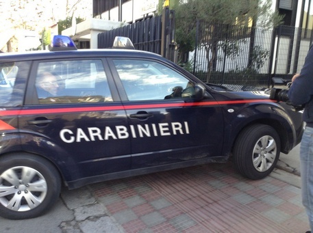 Auto carabinieri entra nel Comando via Nuoro a Cagliari © ANSA