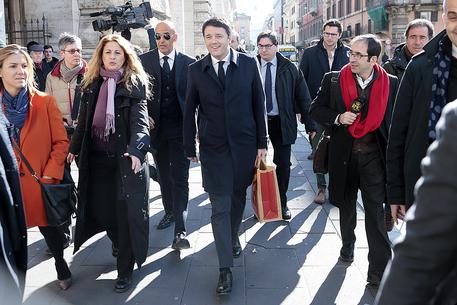Il Presidente del Consiglio Matteo Renzi mentre lascia la libreria Feltrinelli per tornare a Palazzo  Chigi © ANSA