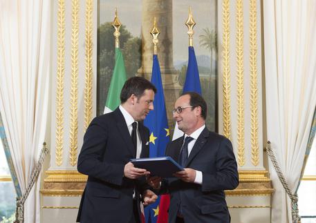 Renzi e Hollande nella conferenza stampa all'Eliseo © ANSA