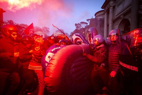 Scontri tra forze dell'ordine ed i manifestanti del Movimento per il diritto alla  casa a piazzale Flaminio © ANSA