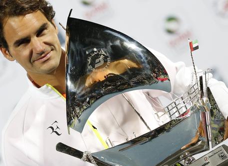 Djokovic ko, super Federer per 7/a volta re di Dubai © EPA