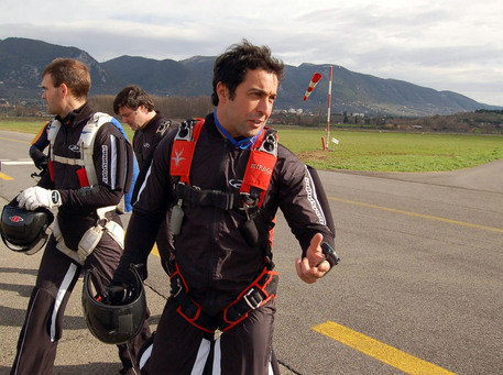 Pietro Taricone tra altri paracadutisti prima dell'ultimo lancio © ANSA 