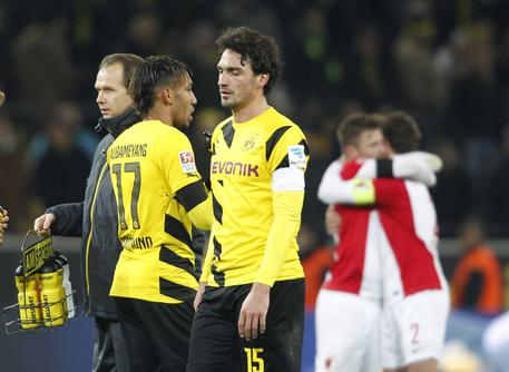 Mats Hummels (centro) del Borussia Dortmund deluso dopo la sconfitta dalla sua squadra contro l'Augusta per 0-1 in casa in Bundesliga il 4 febbraio 2015. Il Borussia e' ultimo in classifica © EPA