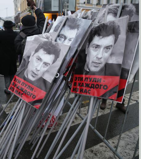 Manifesti con il volto di Nemtsov © EPA