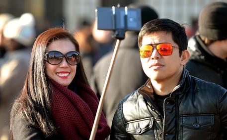 Il bando ai 'selfie stick' è ormai globale, anche a Londra © AP