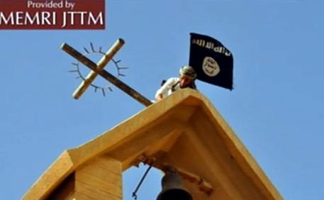 La bandiera dell'Isis sostituita alla croce in una chiesa in Iraq © ANSA