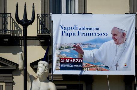 Papa a Napoli: manifesto su facciata Municipio © ANSA