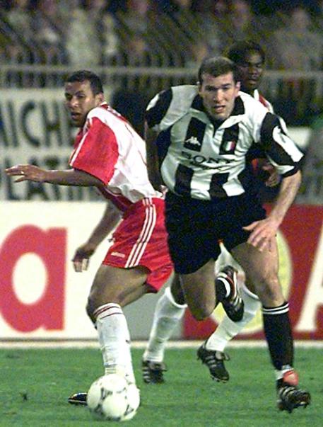 15 aprile 1998 - Zidane in azione contro il Monaco © ANSA 