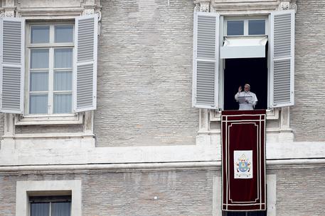 Papa Francesco durante la recita dell'Angelus in piazza San Pietro, Roma © ANSA