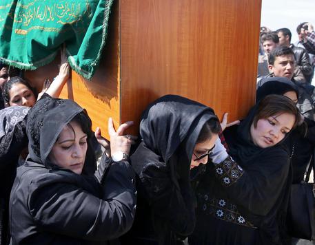 I funerali della giovane Farkhunda, linciata e bruciata viva perche accusata ingiustamente di aver oltraggiato il Corano © AP