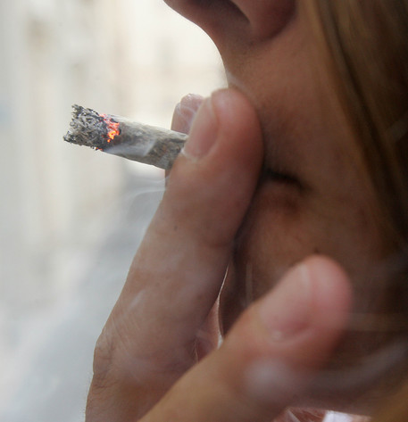 Una ragazza fuma uno spinello © ANSA