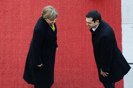 A Berlino onori militari per Tsipras, Merkel lo guida © AP