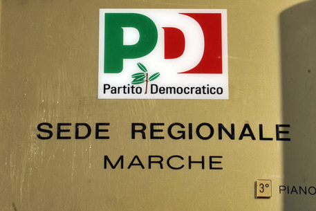 Pd: targa della sede regionale Marche in piazza Stamira ad Ancona © ANSA