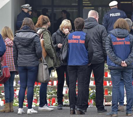 Fiori davanti alla scuola Haltern, quella dei sedici studenti vittime della tragedia dell'airbus della Germanwings © AP