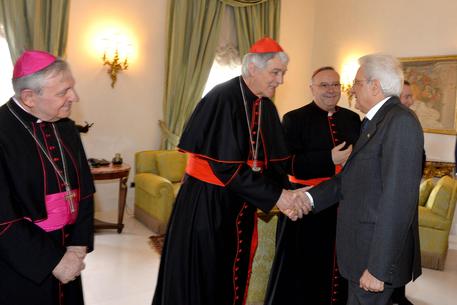 Il Presidente della Repubblica Sergio Mattarella con il Cardinale di nuova nomina Edoardo Menichelli © ANSA