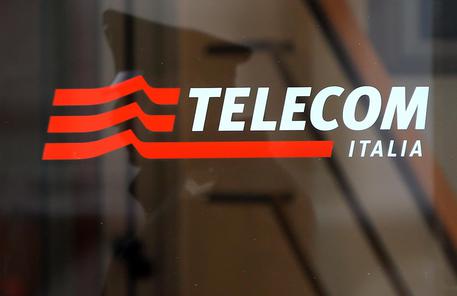 Il logo all'ingresso della sede di Telecom Italia in piazza Affari a Milano © ANSA
