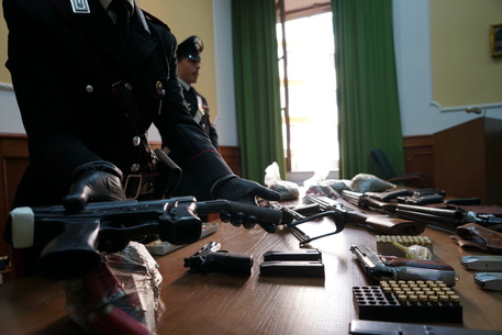 Il Kalashnikov sequestrato dai Carabinieri la scorsa notte a Napoli © Ansa