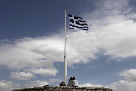 La bandiera greca sull'Acropoli © EPA