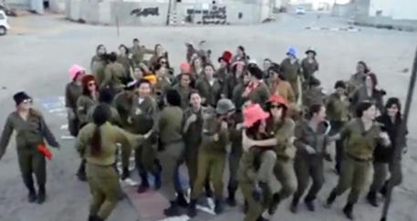 Soldatesse israeliane ballano l'hip hop © ANSA