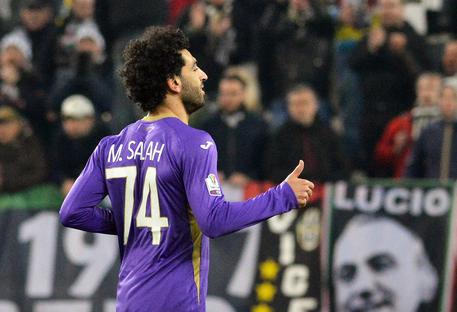 L'attaccante egiziano della Fiorentina Mohamed Salah esulta dopo aver segnato il gol del 2-1 per i viola contro la Juventus nell'andata della semifinale di Coppa Italia a Torino il 5 marzo 2015 © ANSA