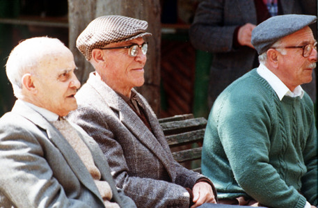 Una fotografia  di archivio di alcuni pensionati seduti su una panchina © ANSA 