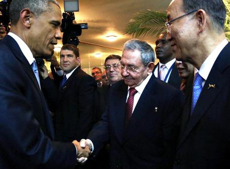 Summit di Panama, la stretta di mano tra Obama e Raul Castro © ANSA