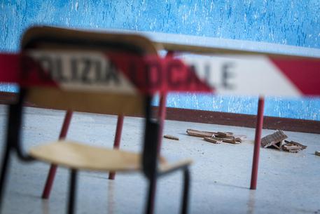Calcinacci per terra in una scuola © ANSA 