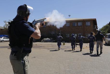 Polizia sudafricana reagisce a violenza xenofoba © EPA