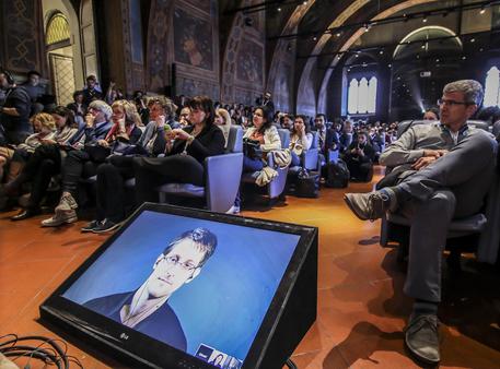 Edward Snowden in collegamento con il Festival di Giornalismo di Perugia, 17 aprile 2015 © ANSA