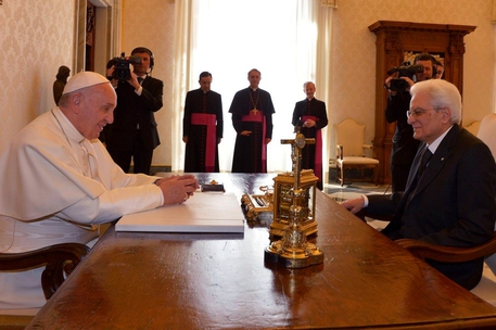 Foto d'archivio di Papa Bergoglio con il Presidente della Repubblica © ANSA