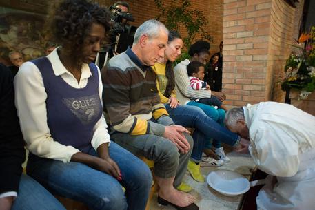 Il Papa lava e bacia i piedi a 12 detenuti © ANSA